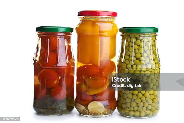 Tres Frascos De Vidrio Con Verduras Marinado Foto de stock y más banco de imágenes de Guisante - Guisante, Ajo, Alimento