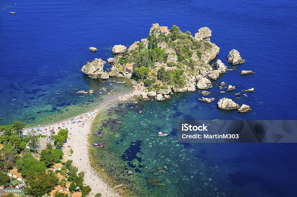 Vista aérea de isla Bella playa de Taormina, Sicilia - Foto de stock de Acantilado libre de derechos