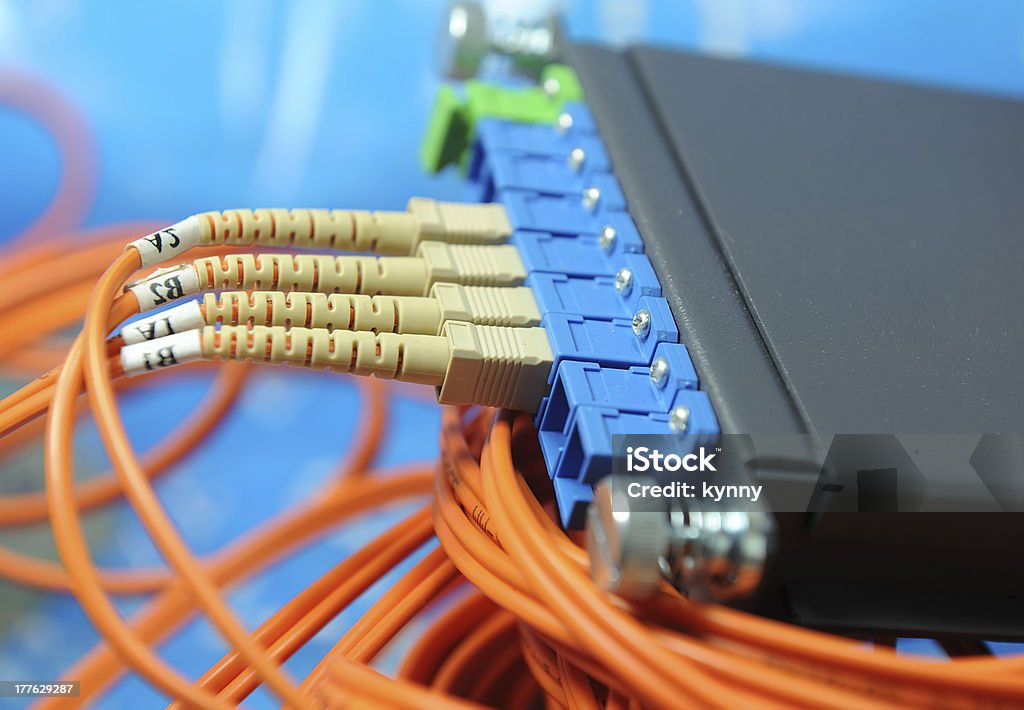 Fibra ótica de cabos de rede e o hub - Foto de stock de Cabo de conexão de rede royalty-free