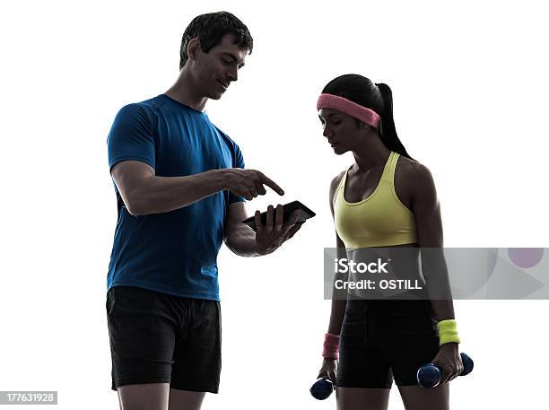 Entrenador Hombre Mujer Ejercicio Fitness Silueta Usando Tableta Digital Foto de stock y más banco de imágenes de Adulto