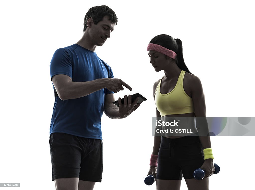 fitness kobieta mężczyzna trener ćwiczenia przy użyciu cyfrowych tabletki sylwetka - Zbiór zdjęć royalty-free (Aerobik)