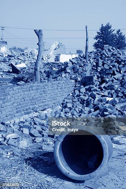 Foto de Moradia Demolição Materiais e mais fotos de stock de Acidentes e desastres - Acidentes e desastres, Arruinado, Azul
