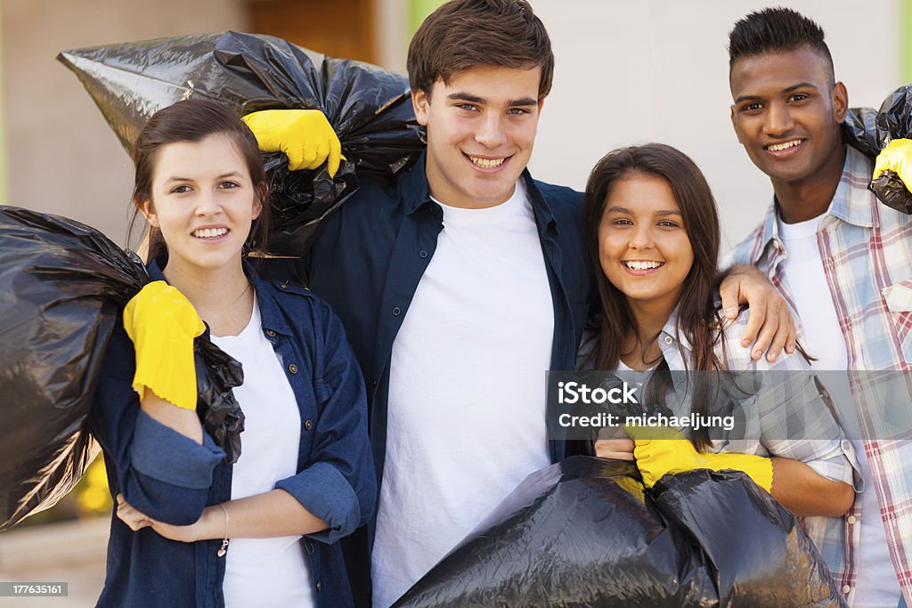청년 자원봉사자들이, 쓰레기 봉투 - 로열티 프리 십대 스톡 사진