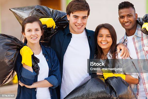 Foto de Jovens Voluntários Com Saco De Lixo e mais fotos de stock de Adolescente - Adolescente, Adolescência, Exterior