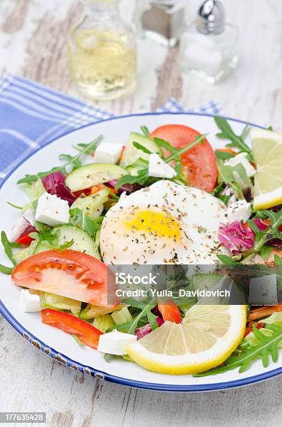 Photo libre de droit de Salade De Légumes Dun Œuf Poché Verticale banque d'images et plus d'images libres de droit de Aliment - Aliment, Aliment poché, Assiette