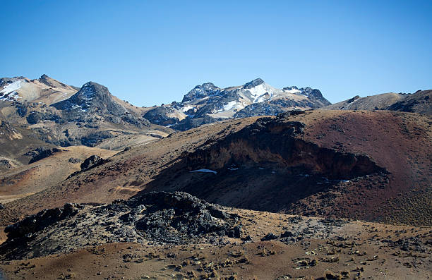 The road between Huaytará in the province of Huancavelica and Huamanga, the capital of the province of Ayacucho passes trough a barren plateau at nearly 5000 m above sea level. Only very primitive plants grow here and ice and snow is found on the slopes.