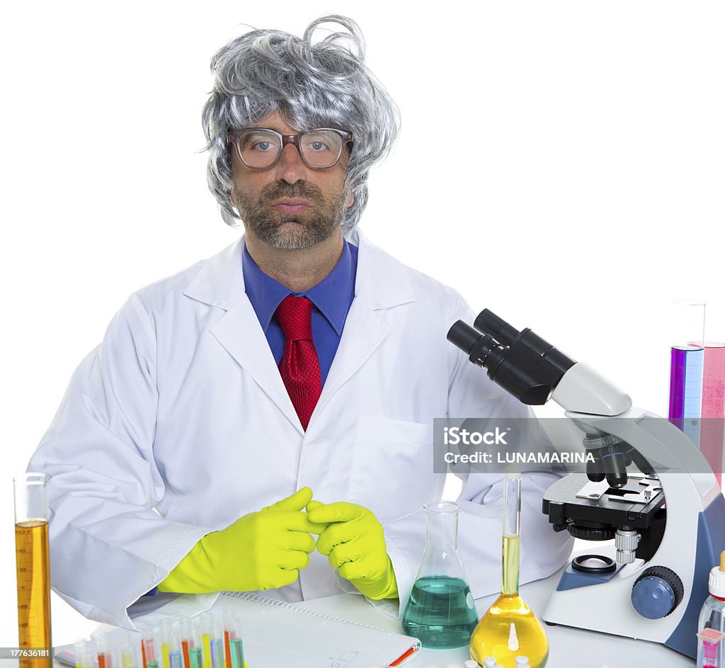 Nerd loco Retrato de hombre científico trabajando en laboratorio - Foto de stock de Adulto libre de derechos