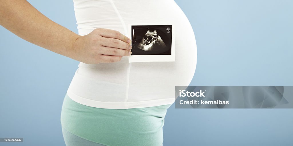 Kobieta w ciąży gospodarstwa RTG - Zbiór zdjęć royalty-free (30-39 lat)