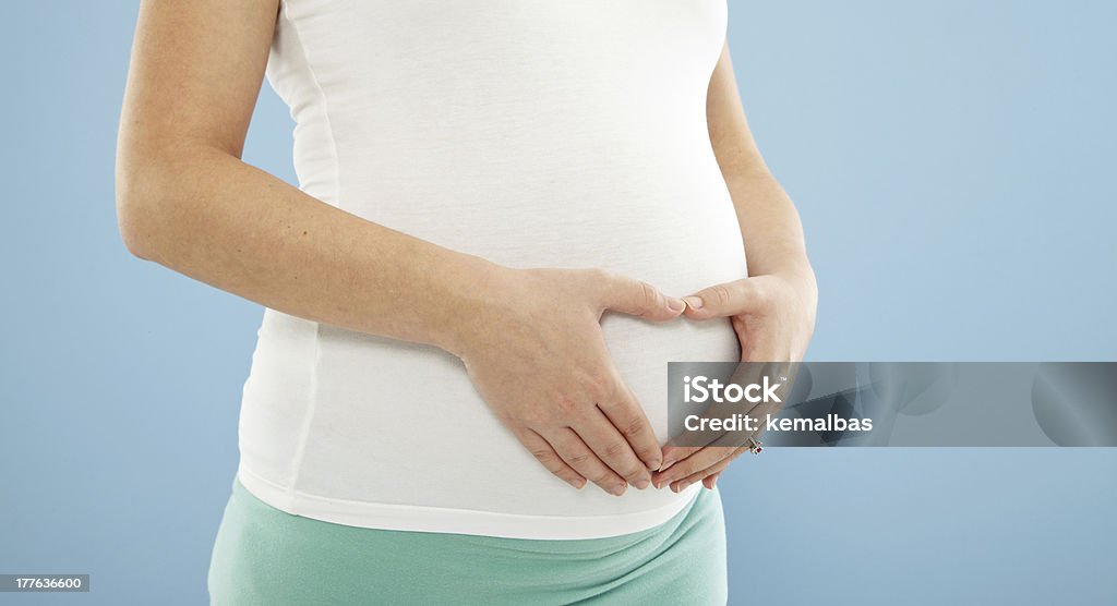 Kobieta w ciąży kształt serca na jej brzuch - Zbiór zdjęć royalty-free (30-39 lat)