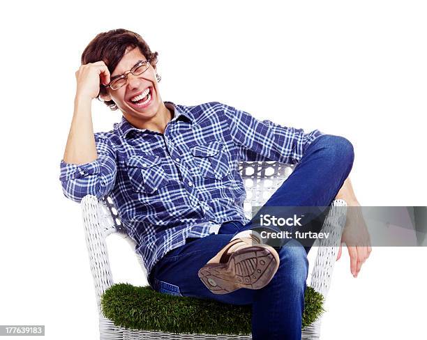 Entspannte Jungen Lachen Im Sessel Stockfoto und mehr Bilder von Blau - Blau, Brille, Eine Person