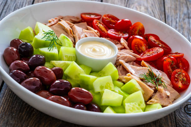 salada grega de atum no fundo de madeira - tuna steak tuna salad tomato - fotografias e filmes do acervo