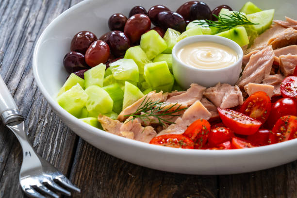 salada grega de atum no fundo de madeira - tuna steak tuna salad tomato - fotografias e filmes do acervo