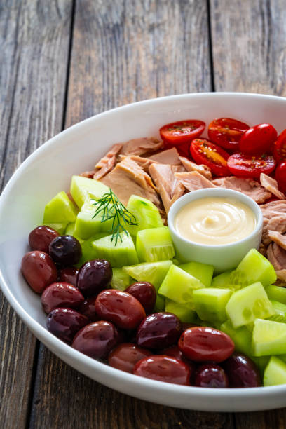 salada grega de atum no fundo de madeira - tuna steak tuna salad tomato - fotografias e filmes do acervo