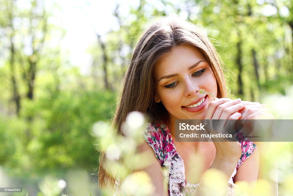 Jolie jeune femme allongée dans Prairie en jour d'été ensoleillé - Photo de Adolescent libre de droits