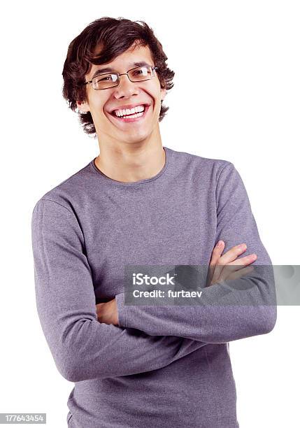 Sorridente Homem Com Os Braços Cruzados - Fotografias de stock e mais imagens de Aluno da Universidade - Aluno da Universidade, Sexo Masculino, Fundo Branco