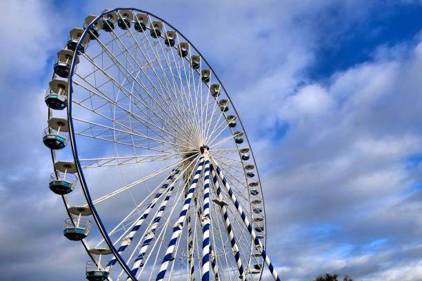 аркашонское колесо обозрения - carnival spinning built structure frame стоковые фото и изображения