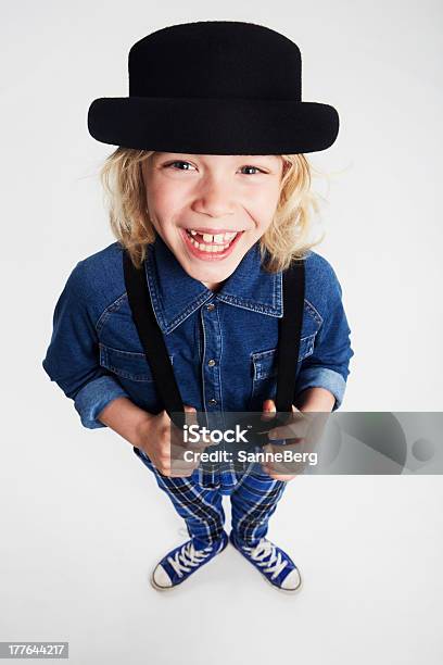 Boy Wearing Sombrero Retrato En Estudio Foto de stock y más banco de imágenes de 8-9 años - 8-9 años, A cuadros, A la moda