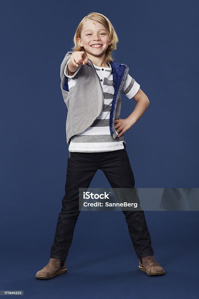 Ritratto di ragazzo che indica in studio - Foto stock royalty-free di Bambini maschi