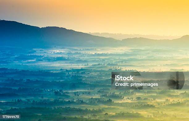 Hermoso Amanecer En Misty Mañana A Las Montañas Foto de stock y más banco de imágenes de Ajardinado - Ajardinado, Alto - Descripción física, Anochecer