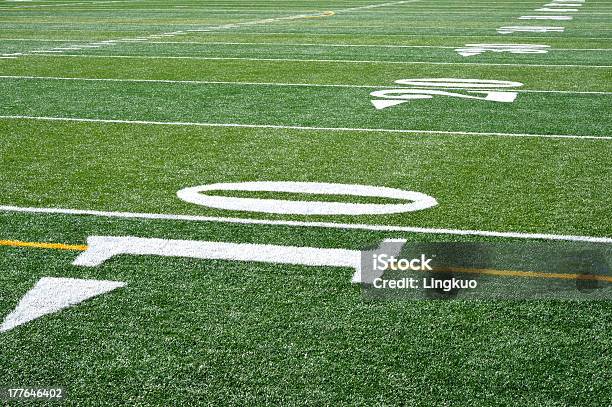 Hierba Campo De Fútbol Americano Foto de stock y más banco de imágenes de Aire libre - Aire libre, Campo de fútbol americano, Carretera vacía