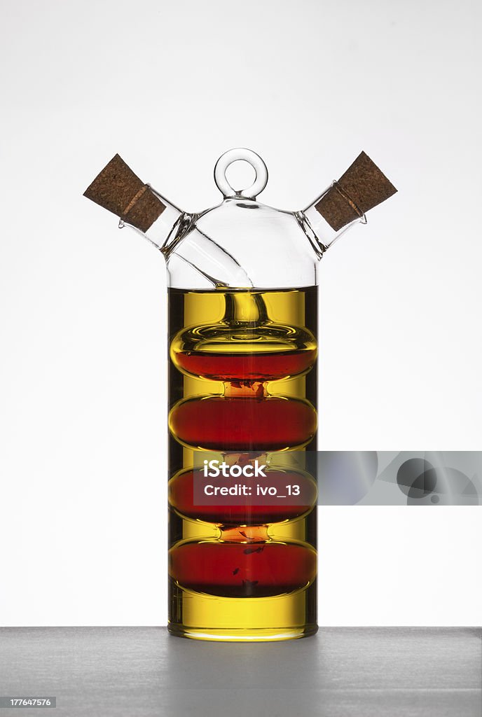 유리컵 양념통, 올리브 오일 및 발사믹 식초. - 로열티 프리 비네그레트 드레싱 스톡 사진