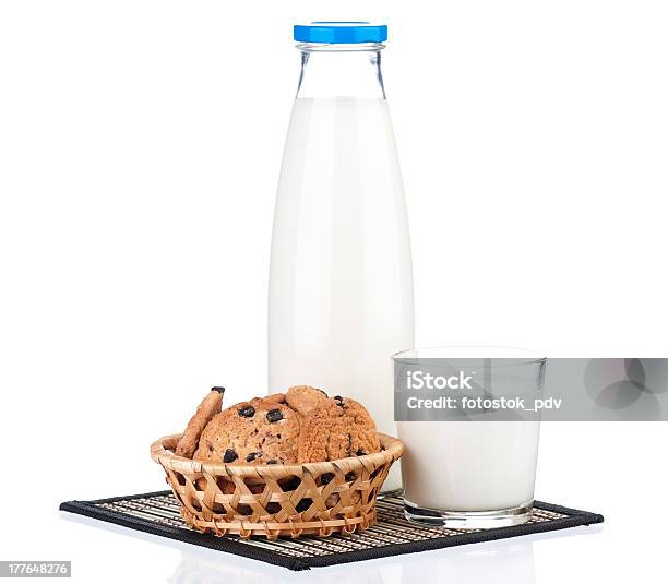 Butelka Mleka - zdjęcia stockowe i więcej obrazów Artykuły spożywcze - Artykuły spożywcze, Bez ludzi, Białe tło