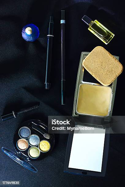 Cosméticos Y Pinceles De Maquillaje Foto de stock y más banco de imágenes de Cepillo maquillador - Cepillo maquillador, Color negro, Colores