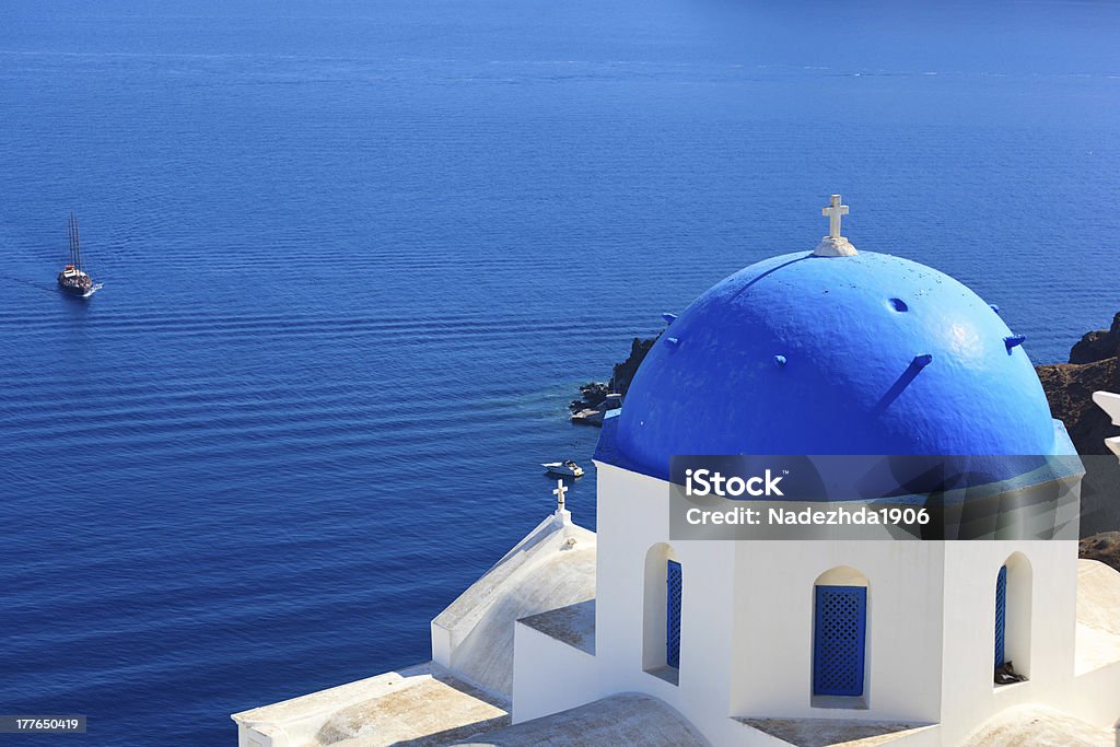 Igreja da vila de Oia na ilha de Santorini. A Grécia - Foto de stock de Aldeia royalty-free