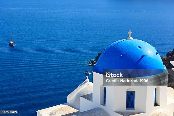 Foto de Igreja Da Vila De Oia Na Ilha De Santorini A Grécia e mais fotos de stock de Aldeia