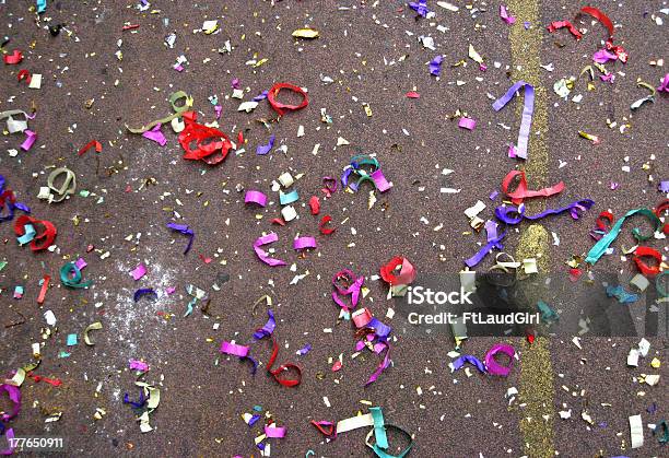 Colorati Coriandoli E Stelle Filanti In Street - Fotografie stock e altre immagini di Coriandoli - Coriandoli, Via, Strada