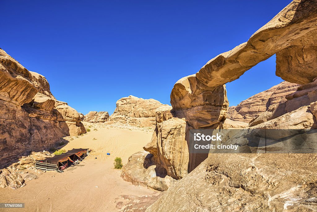 Jabal Umm Fruth Rock Bridge-Wadi Rum/Jordânia - Foto de stock de Ponte royalty-free