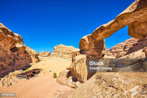 Foto de Jabal Umm Fruth Rock Bridgewadi Rumjordânia e mais fotos de stock de Ponte - Ponte, Arco natural, Areia