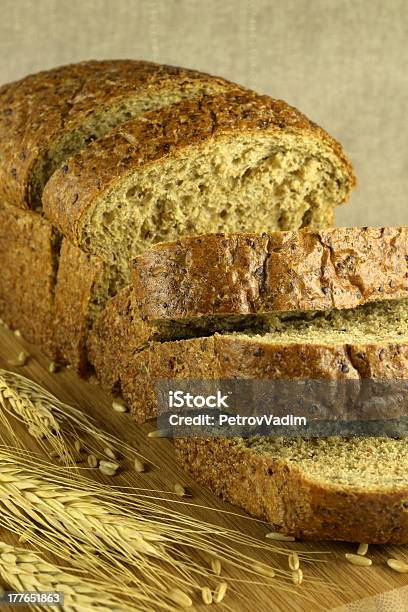 Pane Di Taglio Su Sfondo Sfocato - Fotografie stock e altre immagini di Bagel - Bagel, Baguette, Calore - Concetto