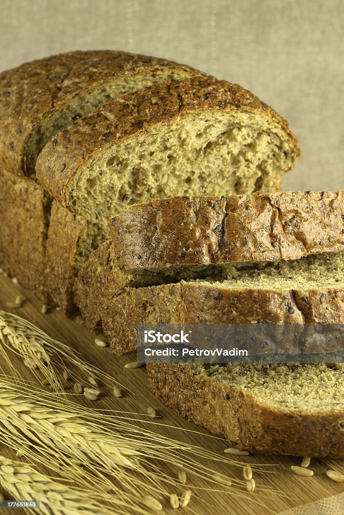 Хлеб с на размытый фон - Стоковые фото Багет роялти-фри