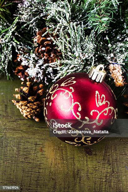 Foto de Composição De Natal Com Enfeites Em Backgro De Madeira Escura e mais fotos de stock de Agulha