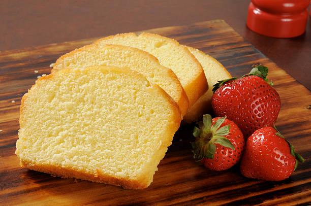 Pound cake and strawberries Slices of rich moist pound cake with fresh strawberries pound cake stock pictures, royalty-free photos & images