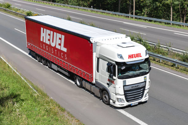 грузовик heuel daf xf с тентованным прицепом - xf стоковые фото и изображения