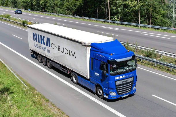 грузовой автомобиль nika daf xf с тентованным прицепом - xf стоковые фото и изображения