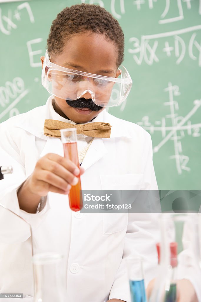 Bildung und Wissenschaft: Kleine Junge spielt Wissenschaftler. - Lizenzfrei Bildung Stock-Foto