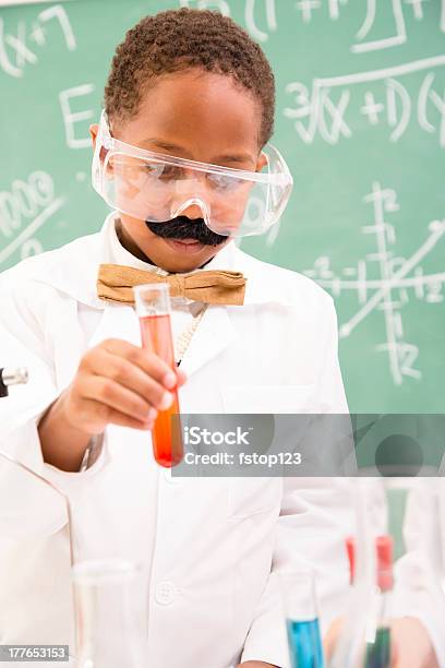 教育科学科学者で遊ぶ少年ます - プレーするのストックフォトや画像を多数ご用意 - プレーする, 写真, 化学