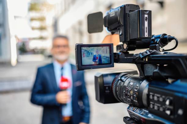 repórter de tv masculino - videographer television camera journalist historic world event - fotografias e filmes do acervo