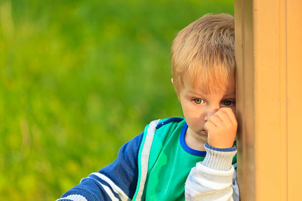 nieśmiały mały chłopiec portret - shy child little boys hiding zdjęcia i obrazy z banku zdjęć