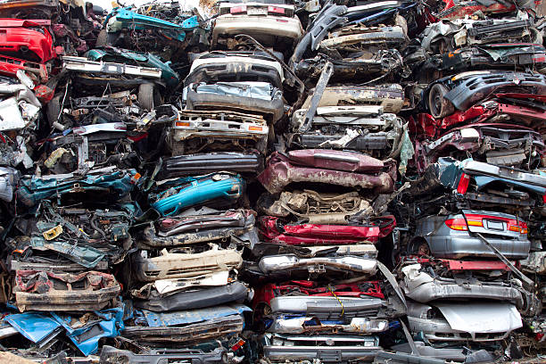 pilhas de amassado - recycling center junkyard car scrap metal - fotografias e filmes do acervo