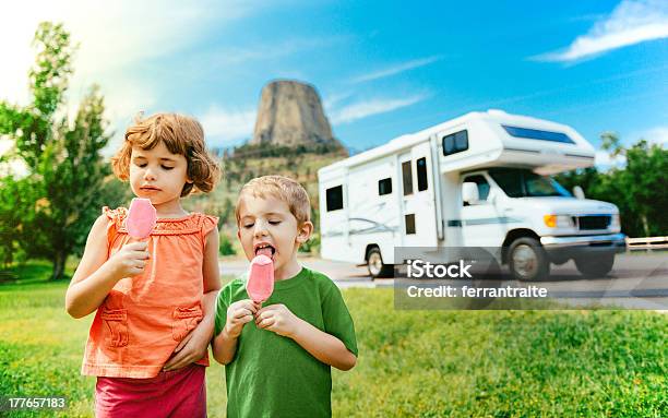 Little Camper Auf Straße Reise Wohnmobil Stockfoto und mehr Bilder von Wohnmobil - Wohnmobil, Familie, Camping