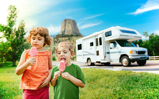 리틀 campers on motorhome 도로 여행 - ice cream people food recreational pursuit 뉴스 사진 이미지