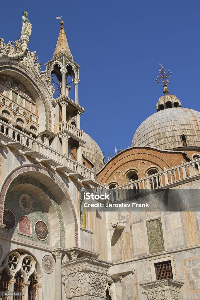 Catedral de San Marco (Veneza, Itália). Vertical. - Foto de stock de Arcada royalty-free