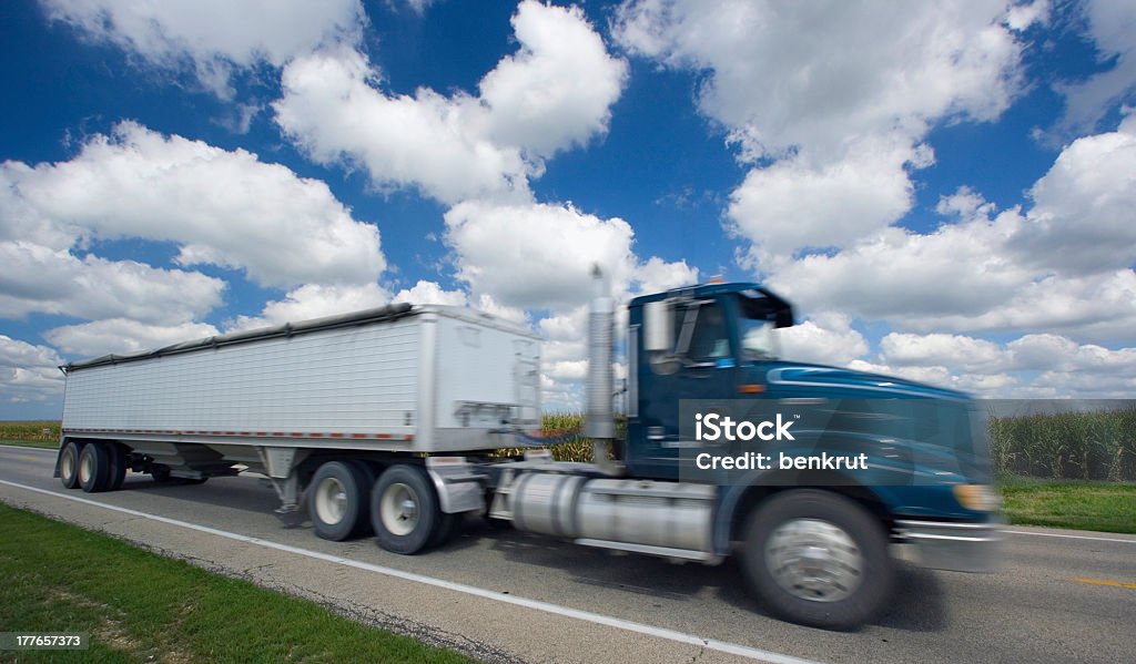 Borrosa semi-truck bajo nubes loco - Foto de stock de Camión articulado libre de derechos