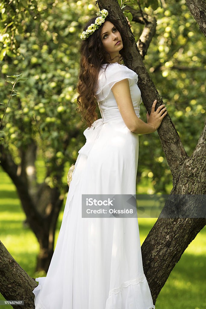 Bela jovem mulher em um vestido branco - Foto de stock de Adulto royalty-free