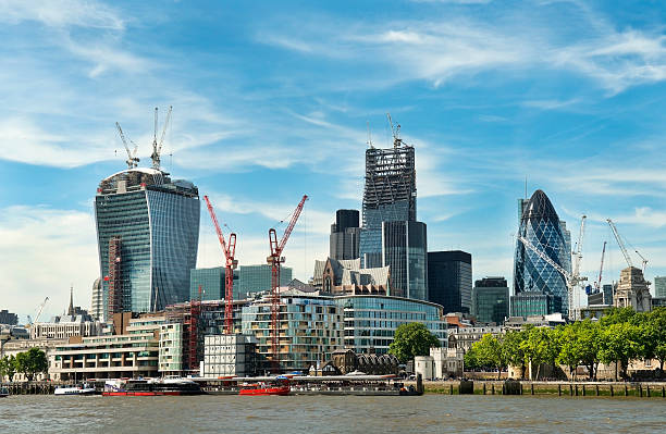 construção de modernos londres - crane skyline uk tower of london imagens e fotografias de stock