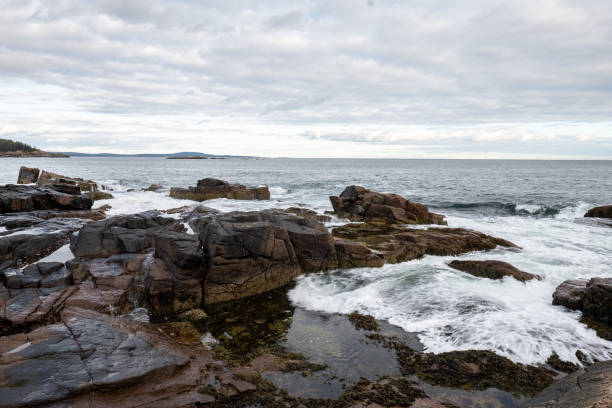 メイン州の海岸線に打ち寄せる大西洋の波 - maine lighthouse rock sea ストックフォトと画像